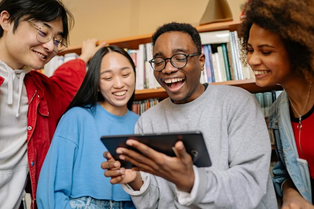 Grupo de pessoas lendo no tablet Melhor opção de tablet leve com boa tela para leitura