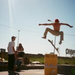 manobra com salto de skate em obstáculo. A história do skate: origem, modalidades, atletas e mais