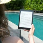 Mulher lendo no tablet à beira da piscina. Melhor opção de tablet leve com boa tela para leitura