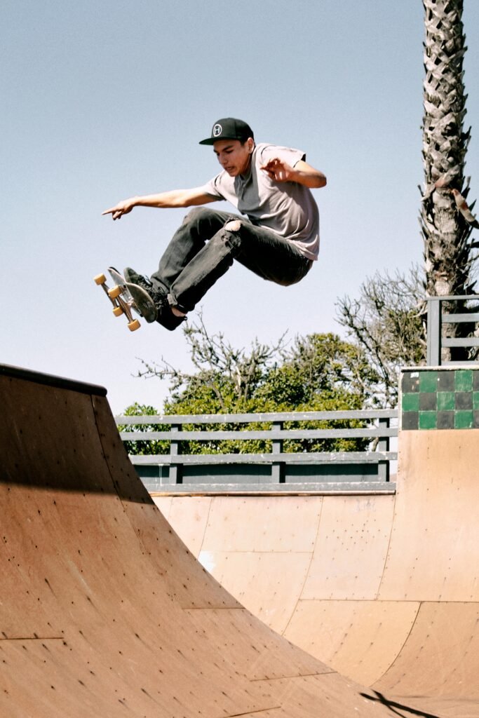 Salto de skate na rampa. A história do skate: Origem, modalidades, atletas e mais