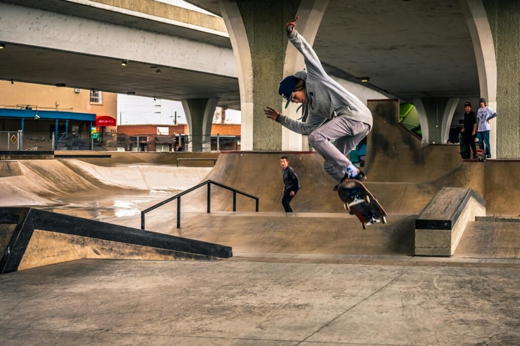 skatista de boné andando de skate na pista. A história do skate: Origem, modalidades, atletas e mais